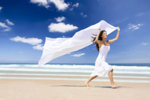 mujer-playa-viento-meditar
